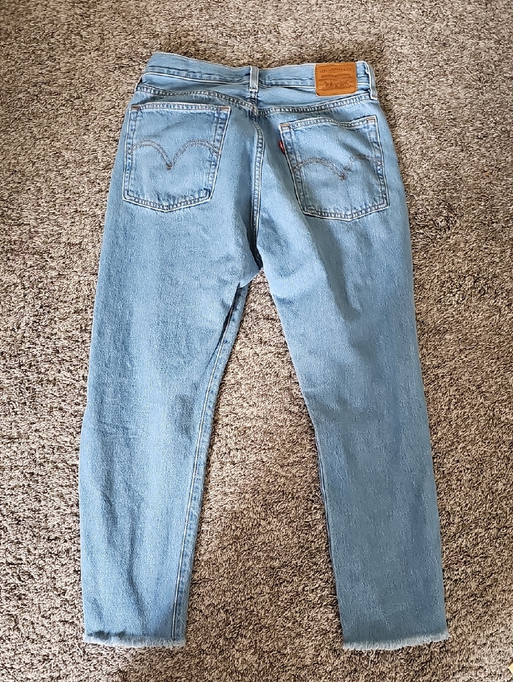 STUNNING LEVIS WEDGIE STRAIGHT DISTRESSED LIGHTWASH  JEANS